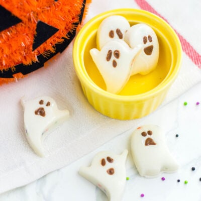 Boo! Are you excited for Halloween? Add some extra sweetness to your Halloween dessert offering by making these white chocolate ghosts! #halloweenbaking