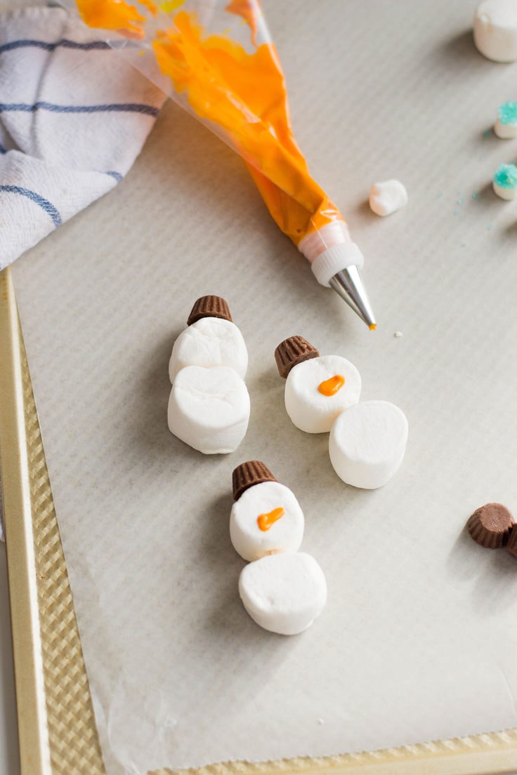 Your kids will love seeing these marshmallow snowman treats floating atop their cup of hot cocoa. Learn how to make them with our simple step-by-step instructions.