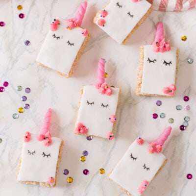 These unicorn rice krispie treats will have you believing in ALL the unicorn magic out there! #unicornparty