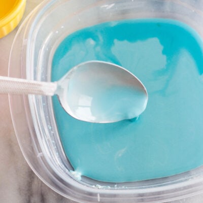 Do your kids love making slime? Then they’ll love making Oobleck! This 2-ingredient, borax-free slime is the perfect rainy-day activity.