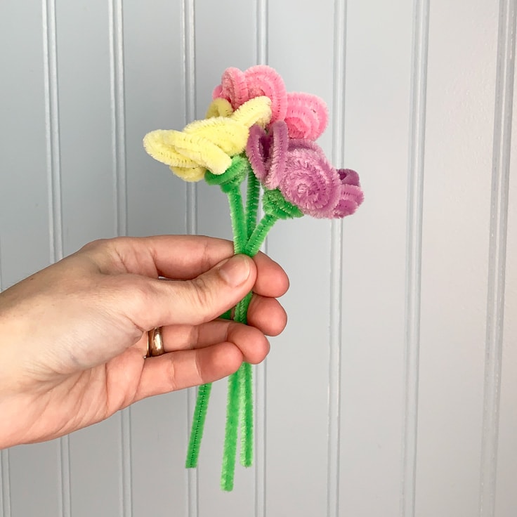 Simple Pipe Cleaner Flowers Kids Craft - Messy Momma Crafts