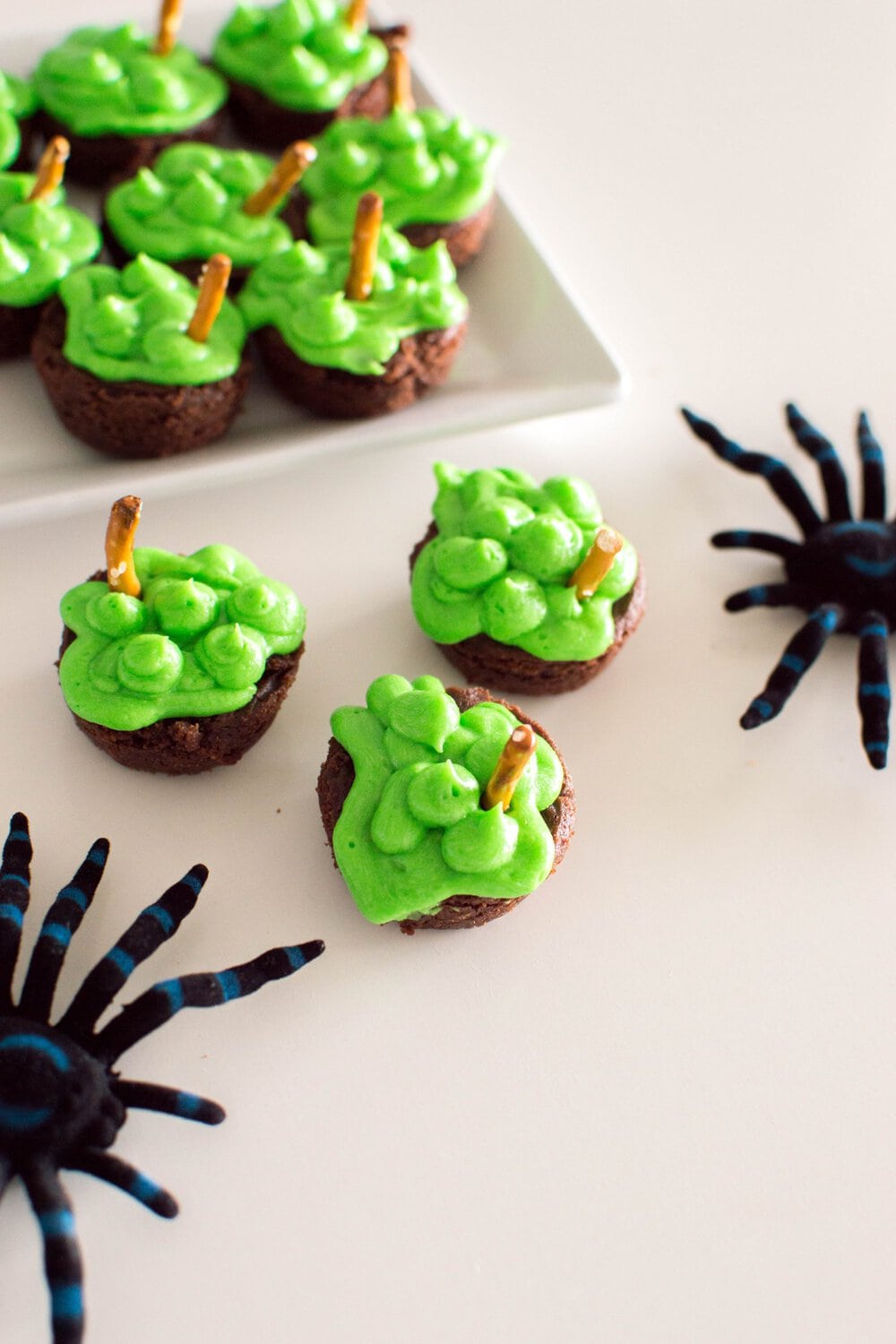 Don’t have enough time? These Witch Cauldron Brownies only take a few minutes to whip up but they totally look pro!