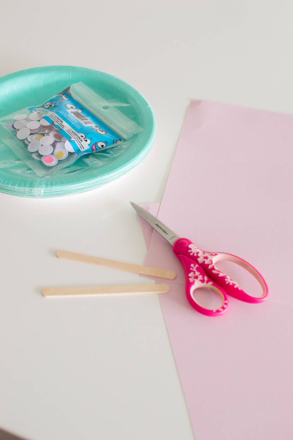 Supplies required to make a Jelly Fish Paper Plate